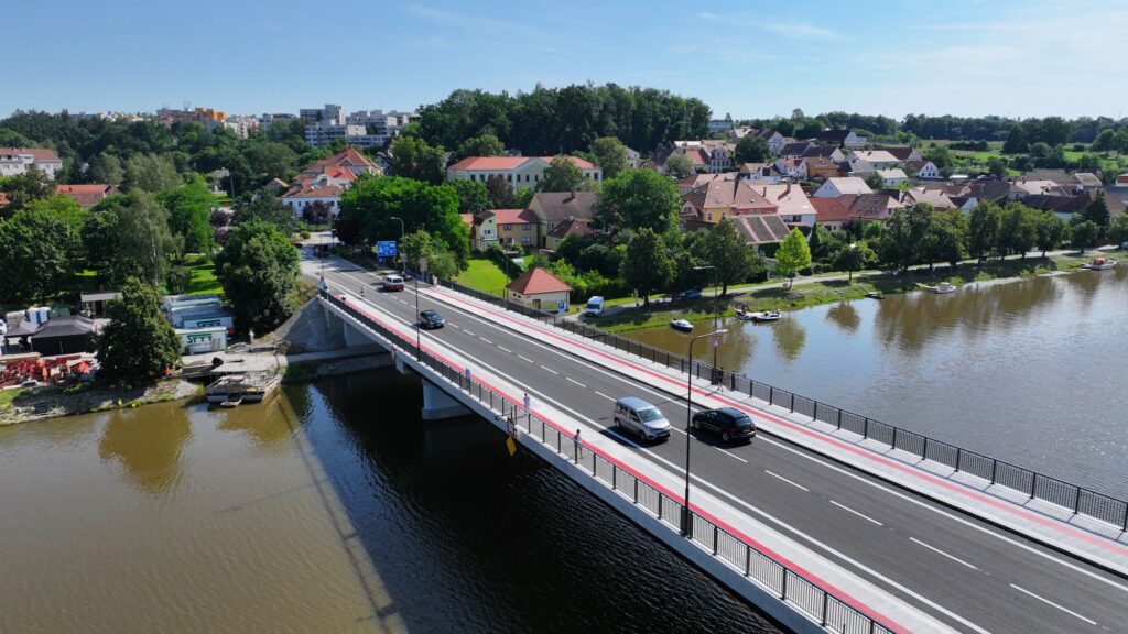 Most v Týně nad Vltavou už slouží veřejnosti
